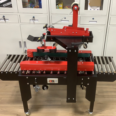 Dispositif de scellant à l'aide de ruban adhésif à boîte en carton à boîte électrique semi-automatique avec roue universelle unique